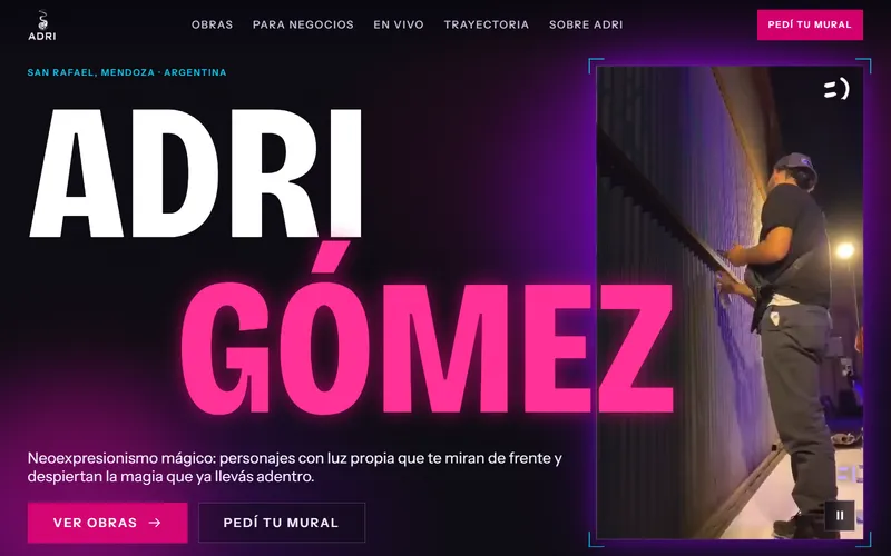 Web del muralista Adri Gómez: su nombre en grande y un video de él pintando un mural de noche
